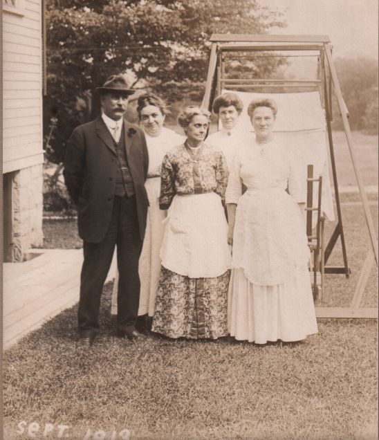 1913-family-group